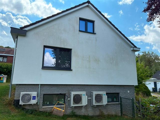Avant nettoyage façade crépis – traces vertes et salissures sur pignon