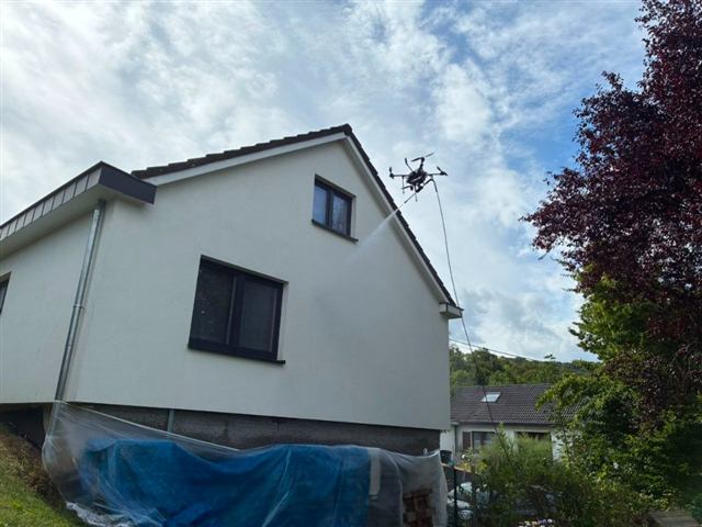 Drone en action – nettoyage de façade crépis par pulvérisation