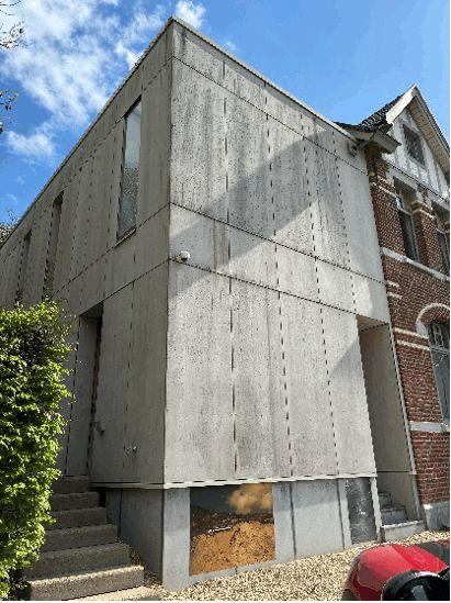 Avant nettoyage de façade par drone – traces et salissures sur panneaux